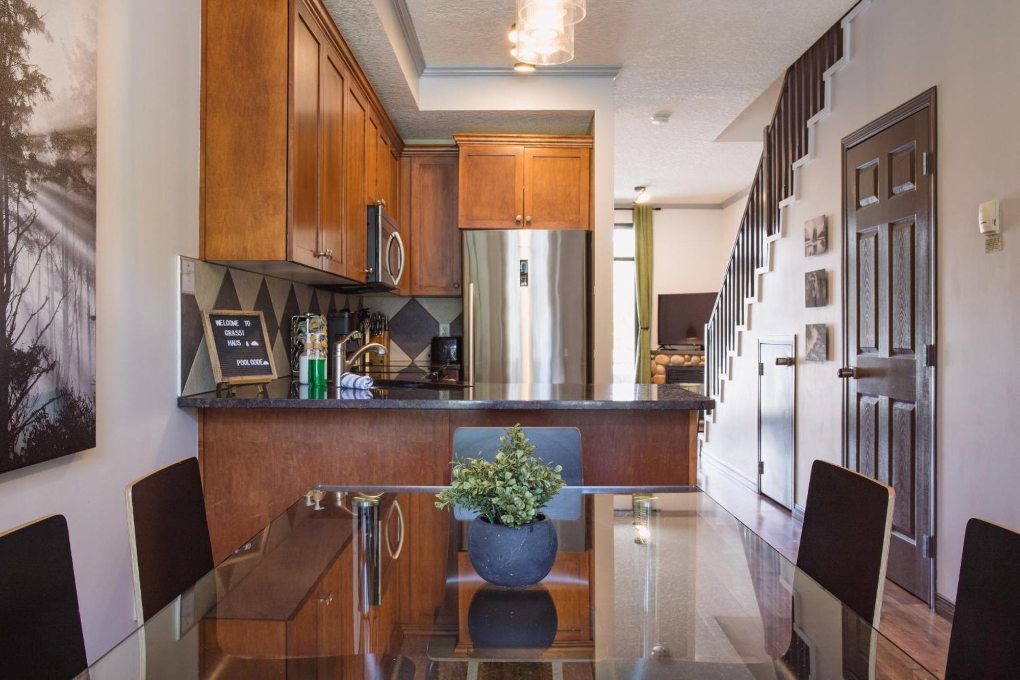 Appartamento Grassihaus Mountain Getaway Canmore Esterno foto